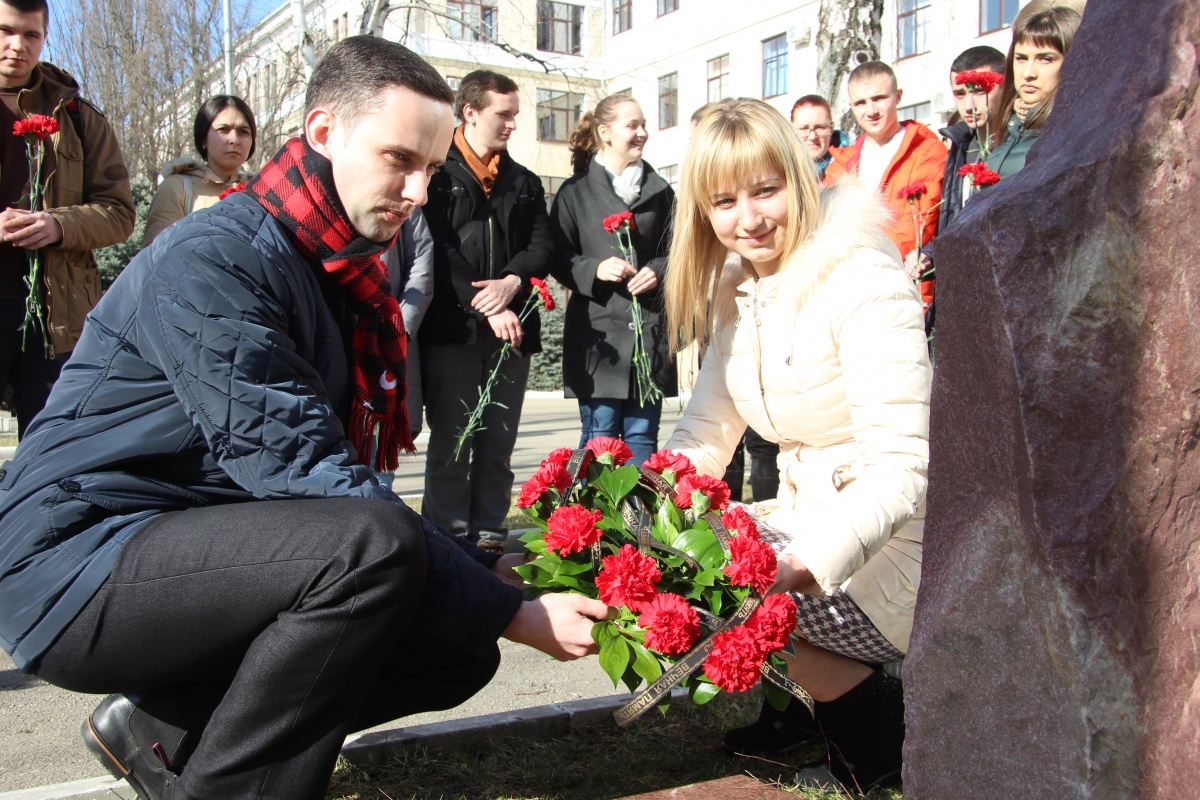 Торжественное возложение цветов к мемориальному комплексу