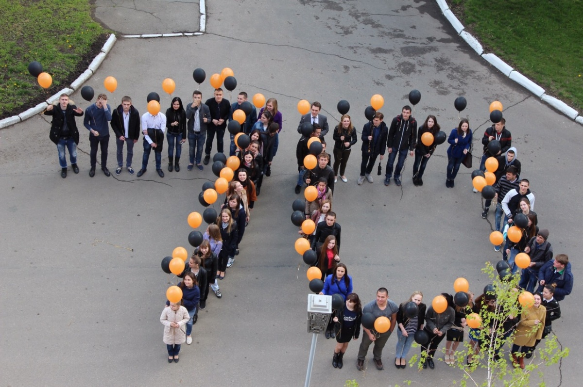 70 шаров в честь 70 мирных лет над головой