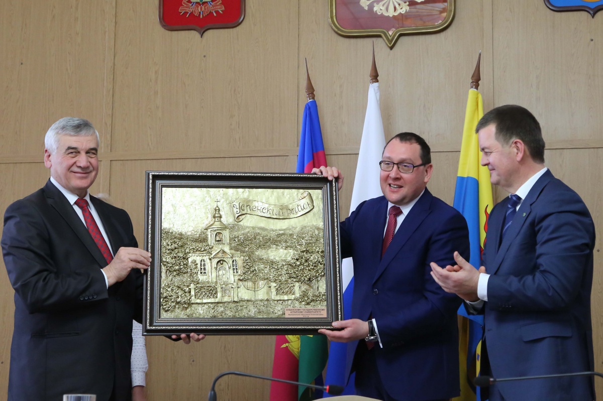 Подписание соглашений на рубеже краёв 