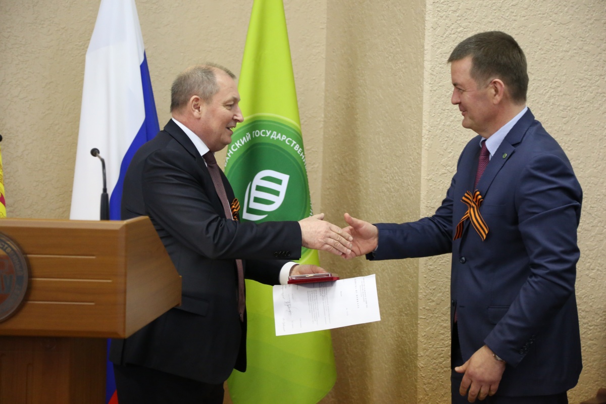 На ученом совете С.В. Гаркуша вручил благодарности труженикам АПК края
