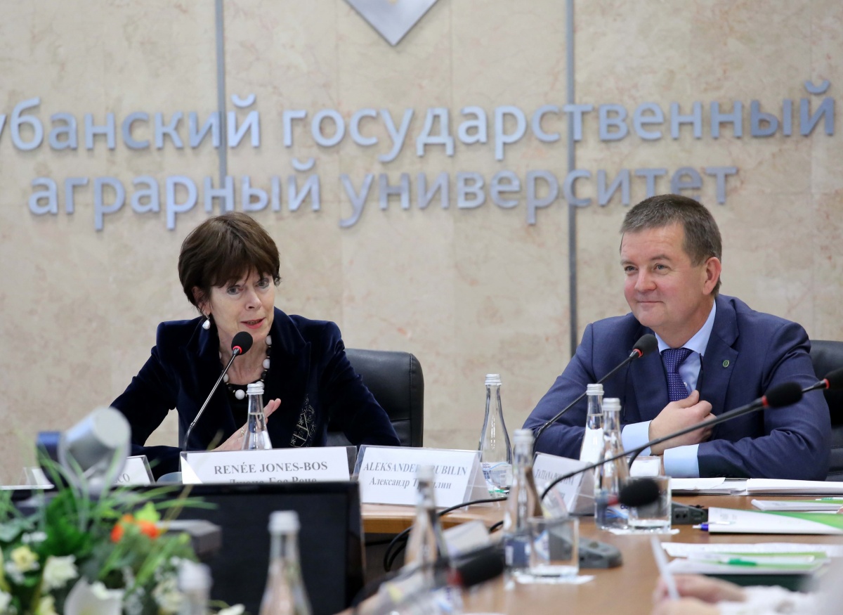 Приветствуем почетных гостей!