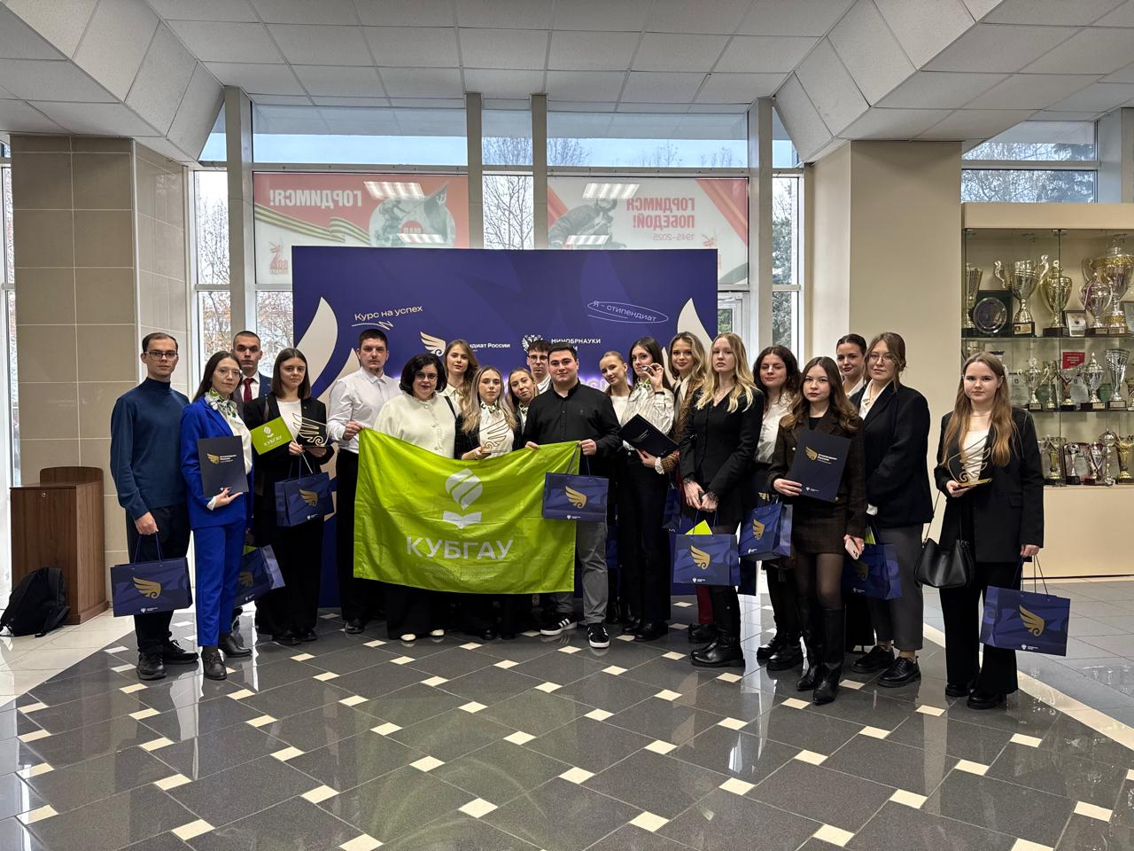  Стипендиаты Президента и Правительства РФ