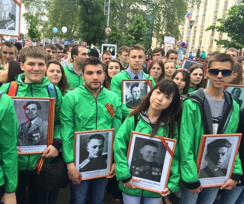 Волонтеры КубГАУ пронесли портреты сотрудников и студентов университета, защищавших нашу Родину, в строю «Бессмертного полка»