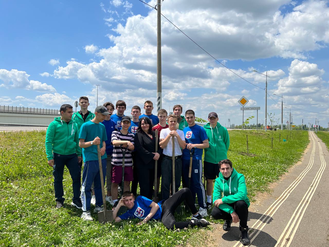 Студенты КубГАУ высадили аллею Памяти Героев в станице Елизаветинской