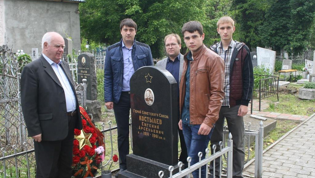 Дань памяти герою