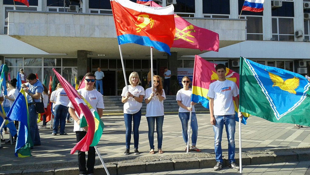 Волонтеры нашего вуза помогли проведению Дня флага