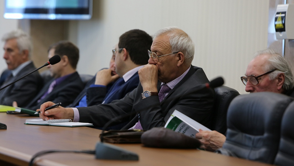 Иностранные стажеры собрались за круглым столом