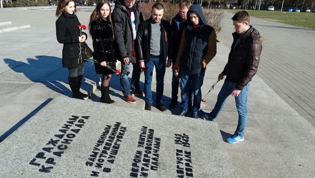 Студенты КубГАУ возложили цветы к памятнику воинской славы