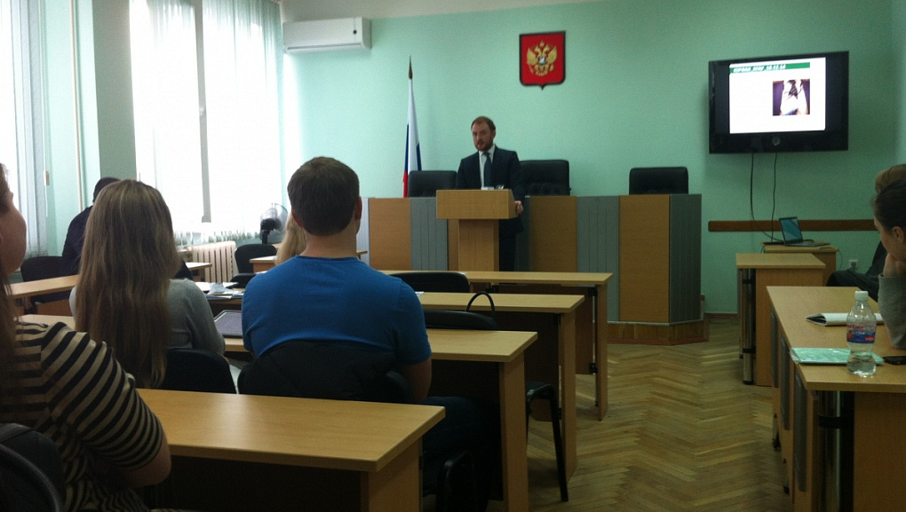 Выпускник КубГАУ помогает будущим юристам