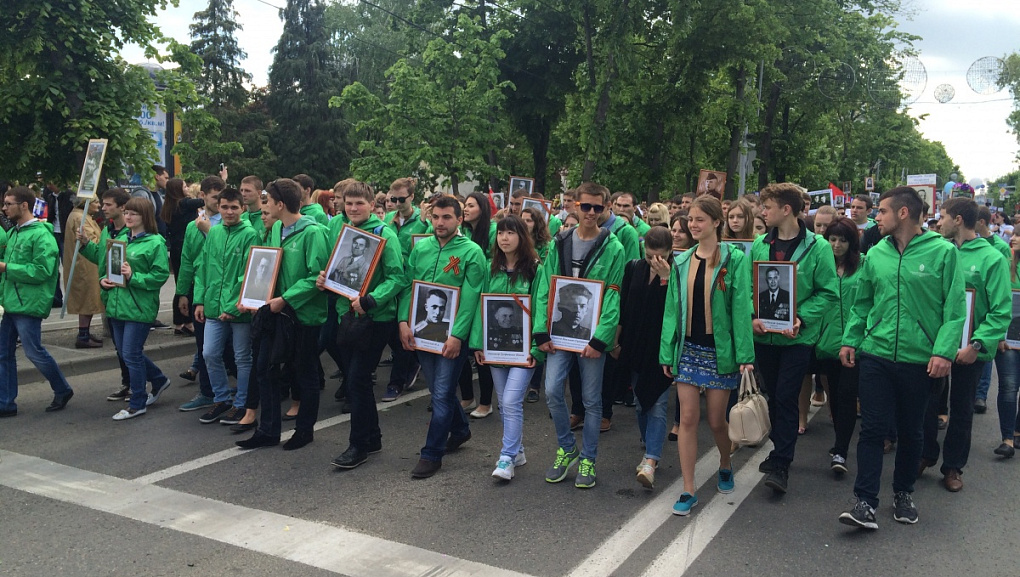 Волонтеры КубГАУ пронесли портреты сотрудников и студентов университета, защищавших нашу Родину, в строю «Бессмертного полка»