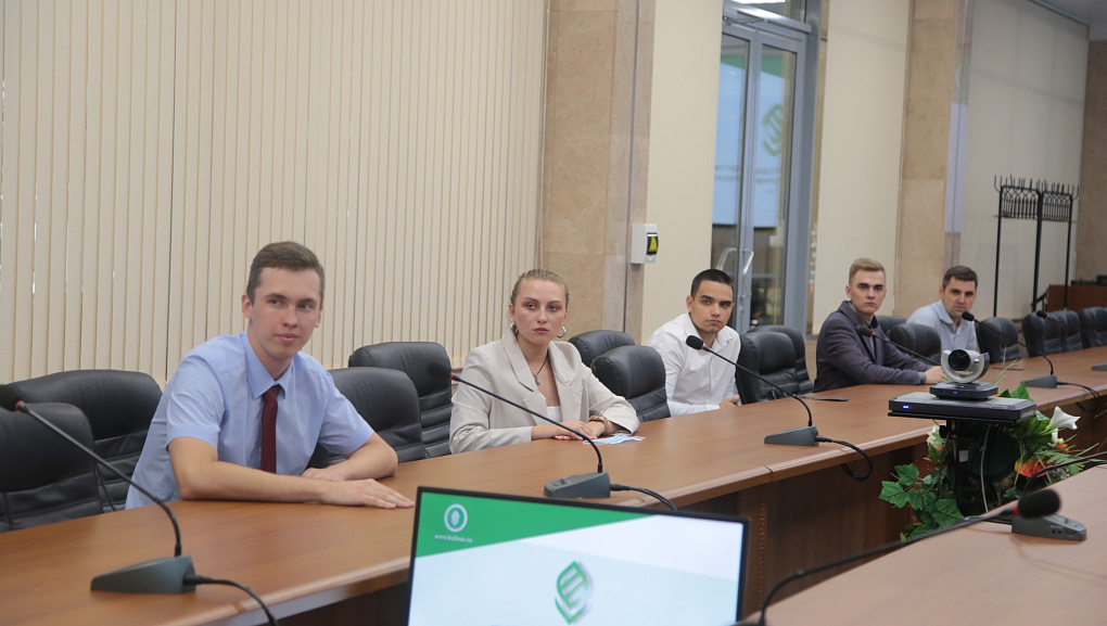 За заслуги в науке и общественной работе