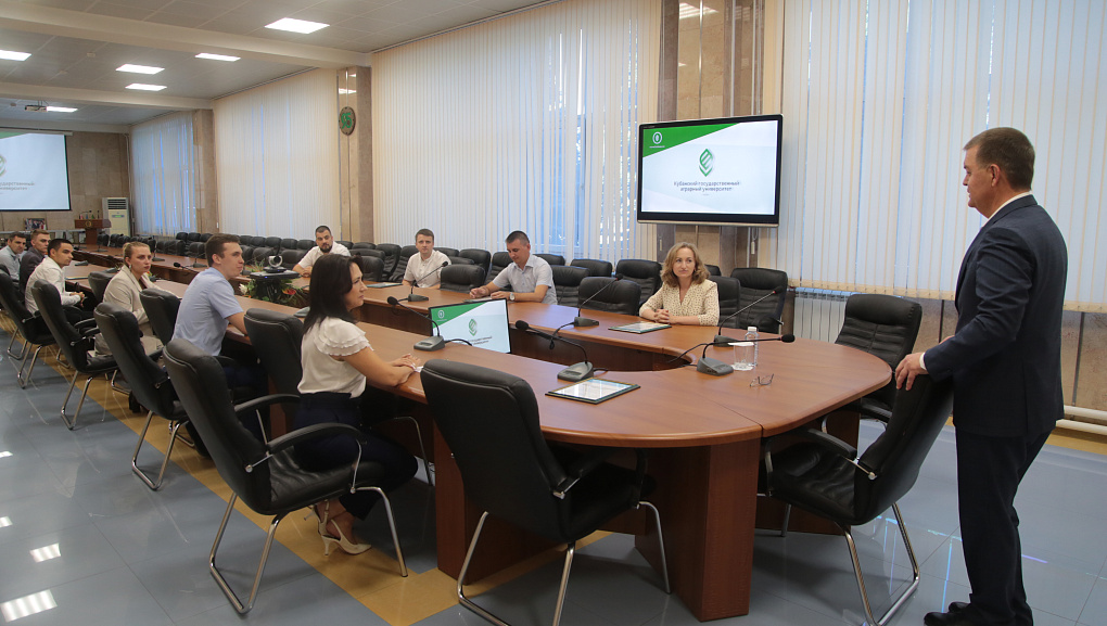 За заслуги в науке и общественной работе