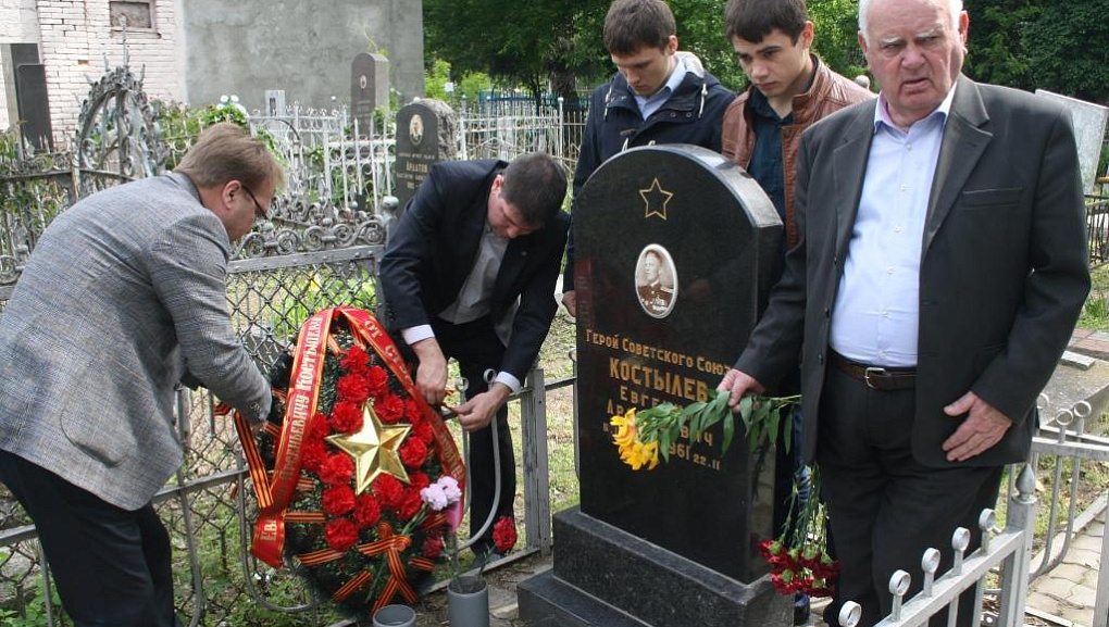 Дань памяти герою