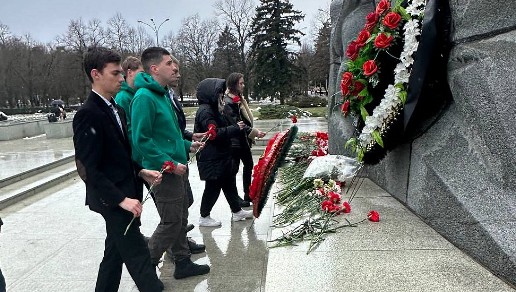 Торжественное возложение цветов к памятнику жертвам фашистского террора