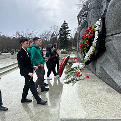 Торжественное возложение цветов к памятнику жертвам фашистского террора