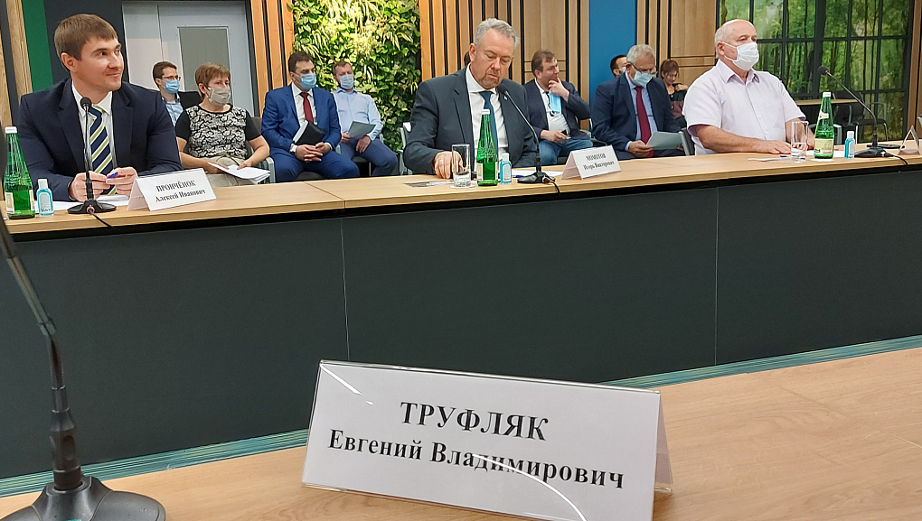 Обсудили кадровое обеспечение развития промышленности края