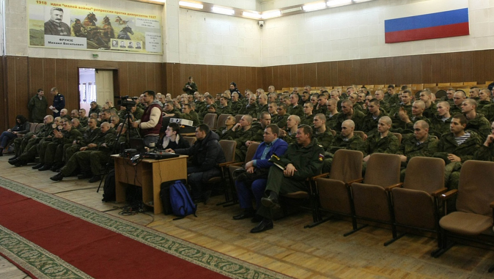Артисты КубГАУ поздравили солдат