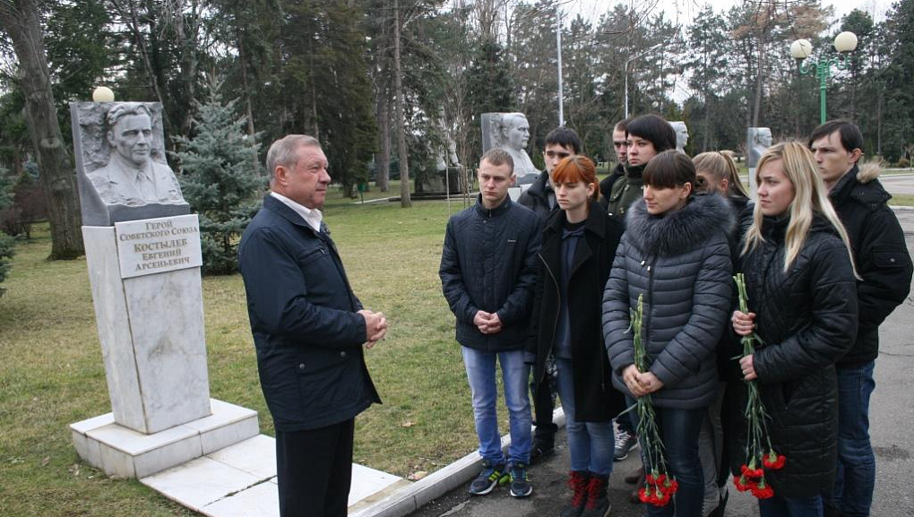 Дань памяти герою