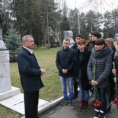 Дань памяти герою