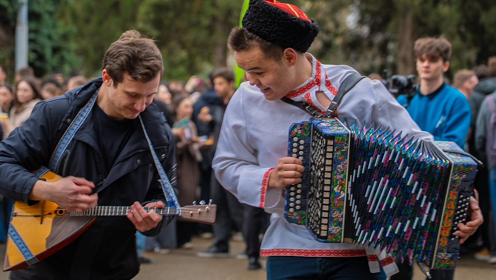Пахнет солнцем и блинами – нынче Масленица с нами!