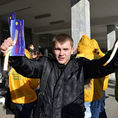 Улыбнись своему кандидату в депутаты!
