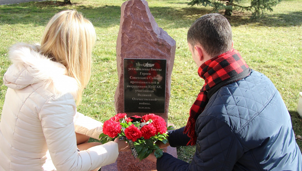 Торжественное возложение цветов к мемориальному комплексу