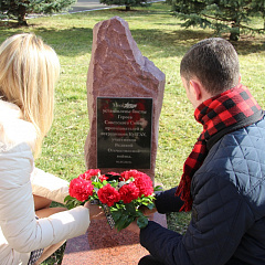 Торжественное возложение цветов к мемориальному комплексу