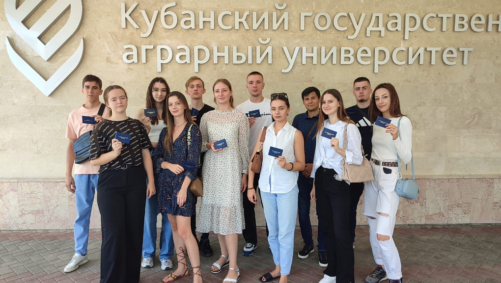 Вручение студенческих билетов на факультете заочного обучения