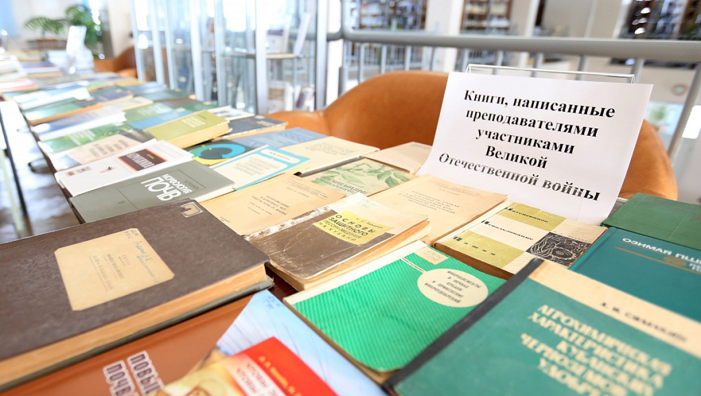 Нам книга строить и жить помогает