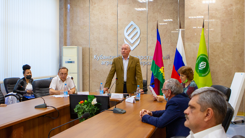 Памяти именитого выпускника