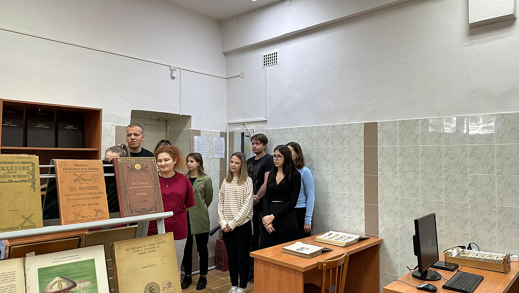 В редком фонде книг