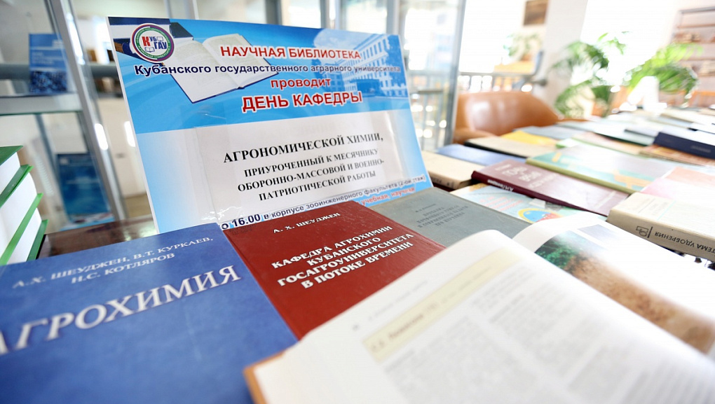 Нам книга строить и жить помогает