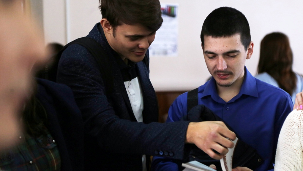 Нам книга строить и жить помогает