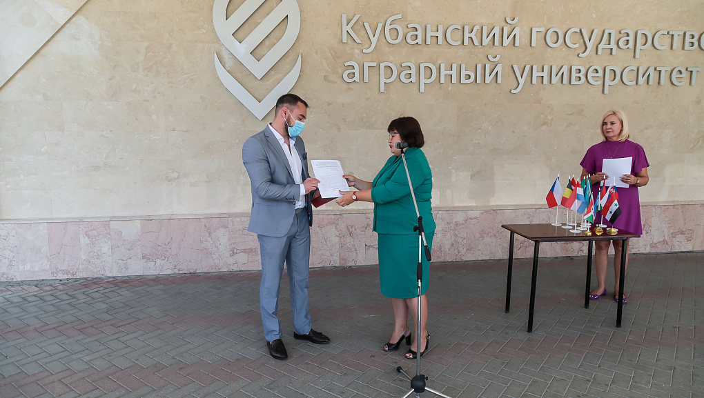 Поздравили иностранцев-отличников