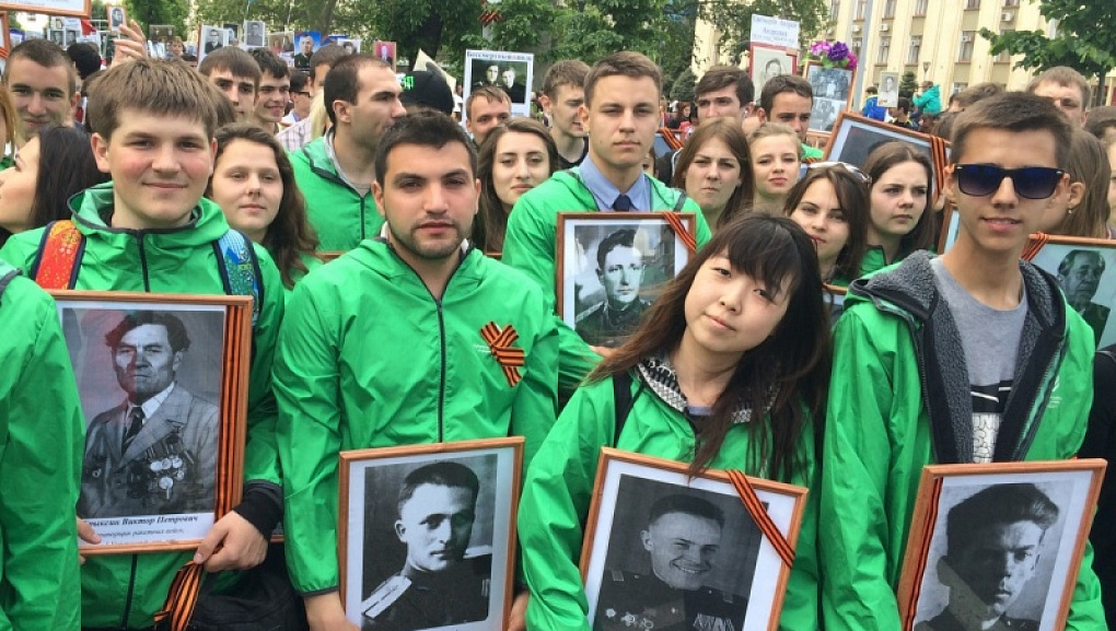 Волонтеры КубГАУ пронесли портреты сотрудников и студентов университета, защищавших нашу Родину, в строю «Бессмертного полка»