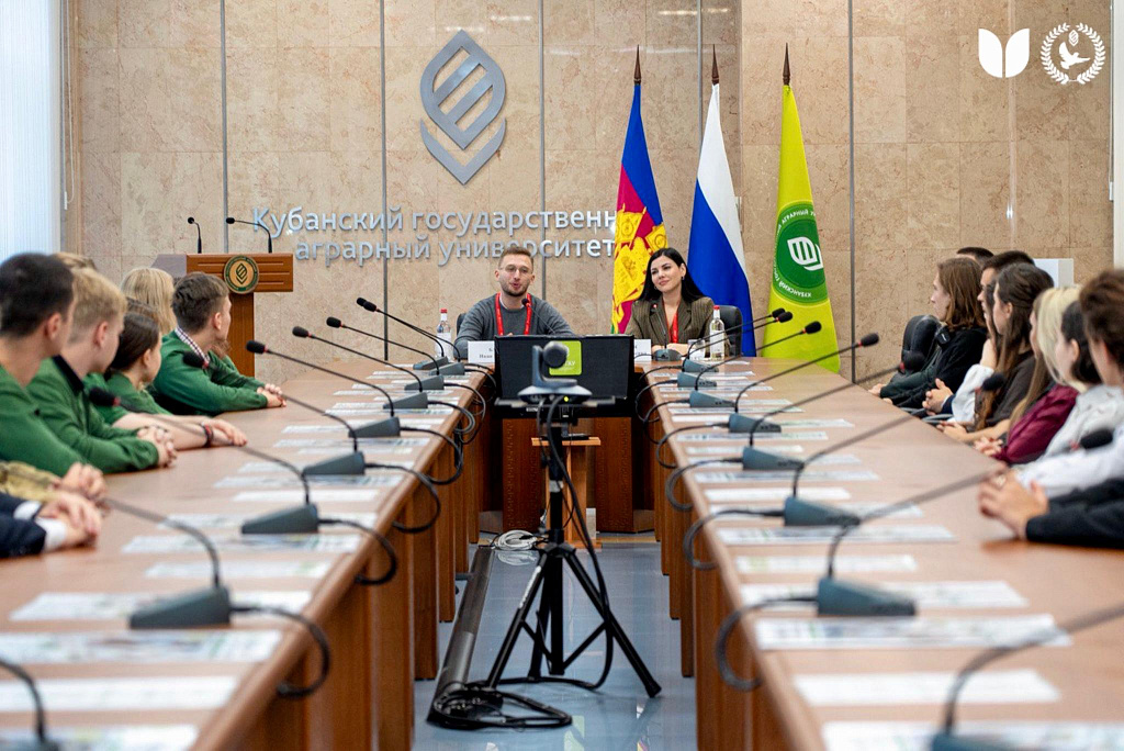 В рамках Всероссийского форума исторического наследия состоялась пленарная сессия «Патриотическое воспитание: вчера, сегодня, завтра»