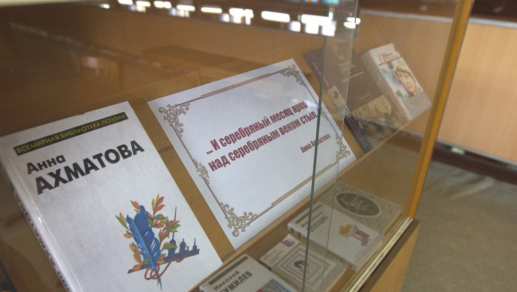 Я трогаю босой ногой прибой поэзии влекущий...