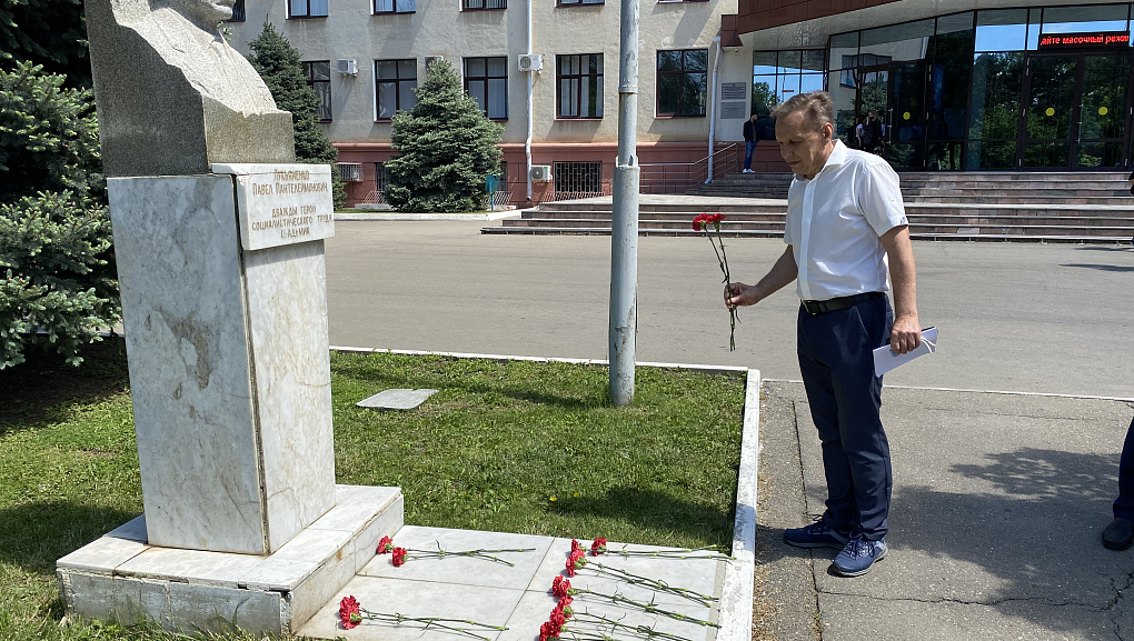 Памяти именитого выпускника