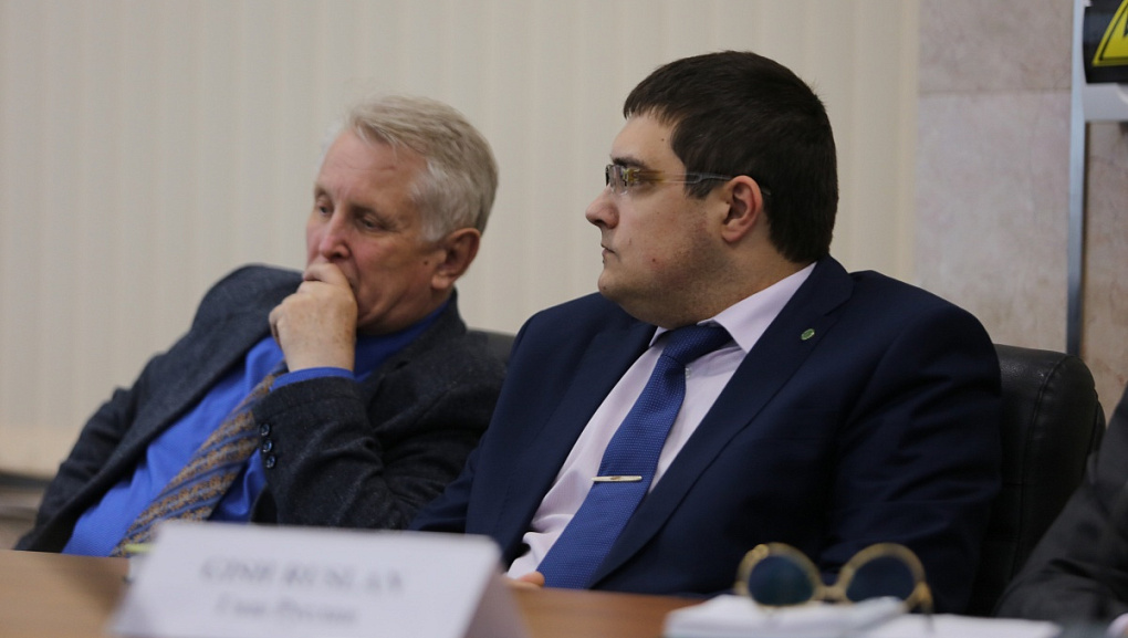 Иностранные стажеры собрались за круглым столом