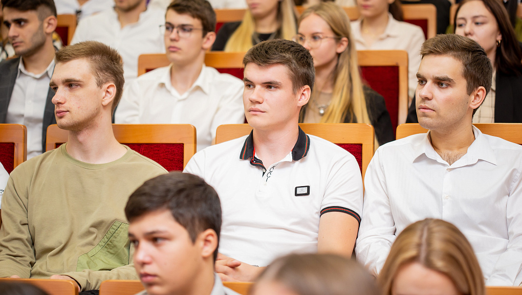 В КубГАУ студентам-первокурсникам вручили сертификаты на получение повышенных именных стипендий