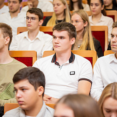 В КубГАУ студентам-первокурсникам вручили сертификаты на получение повышенных именных стипендий