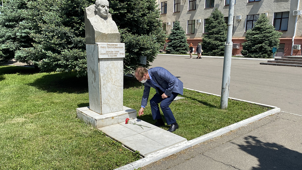 Памяти именитого выпускника