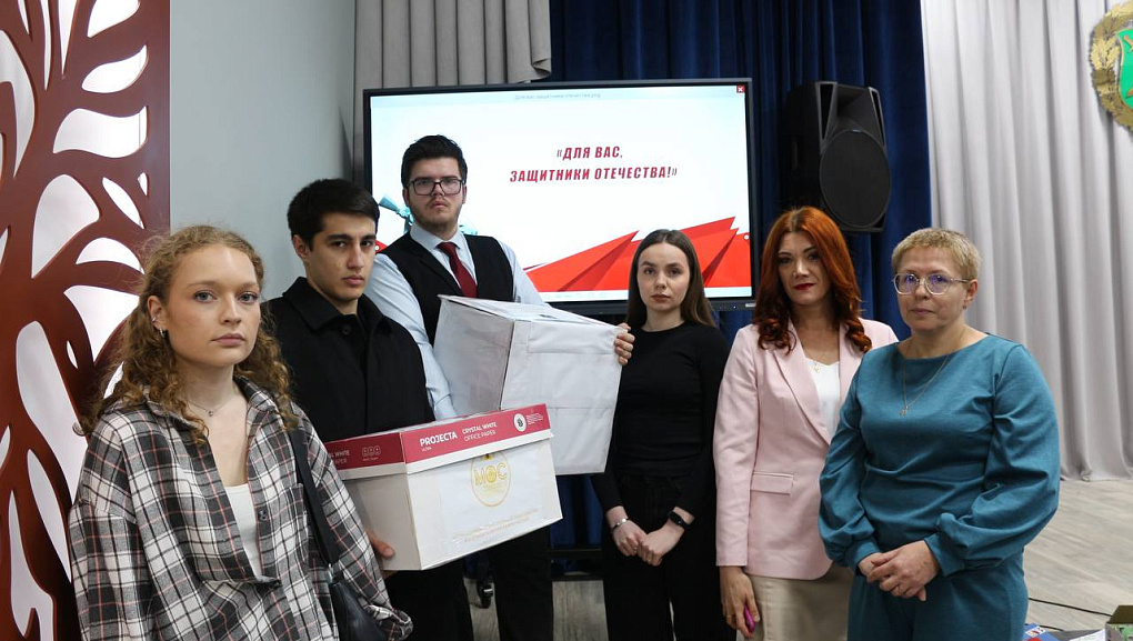 Студенты Кубанского ГАУ поздравили бойцов в военном госпитале с Днём защитника Отечества