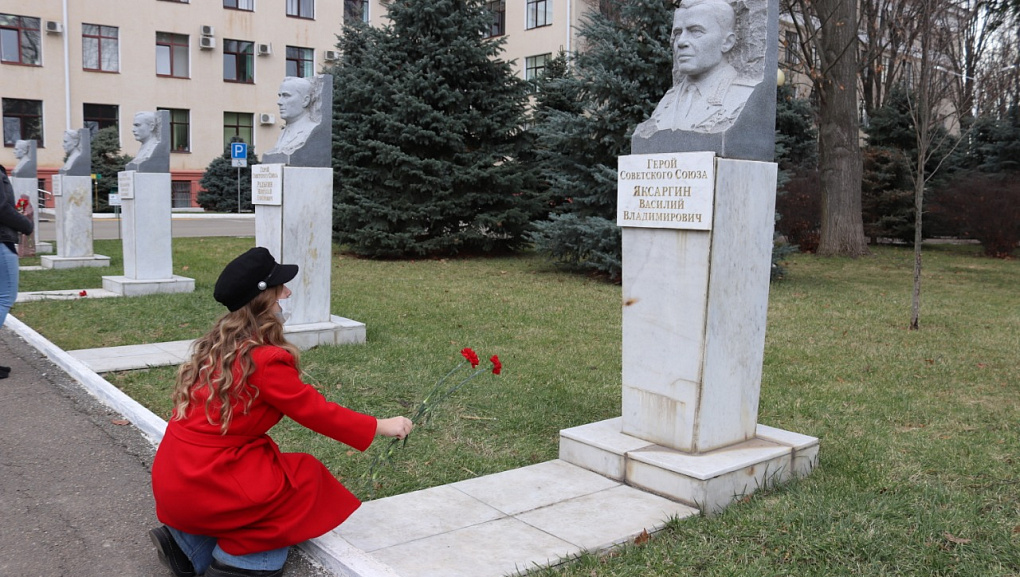 Помните! Через века, через года - помните!