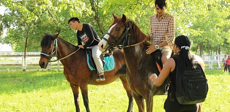 Foreign students visited horse farm