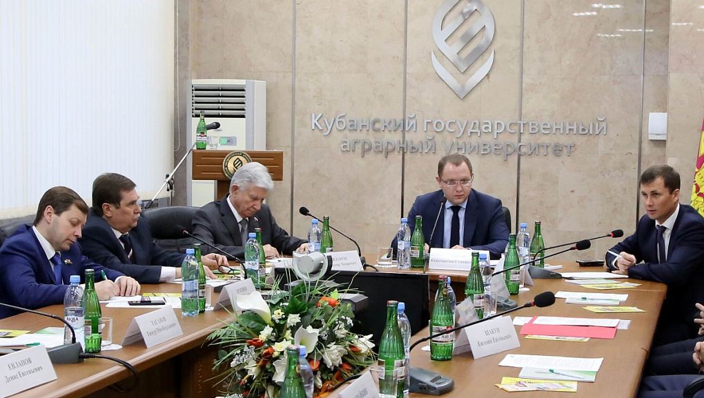 Сельской молодежи везде у нас дорога