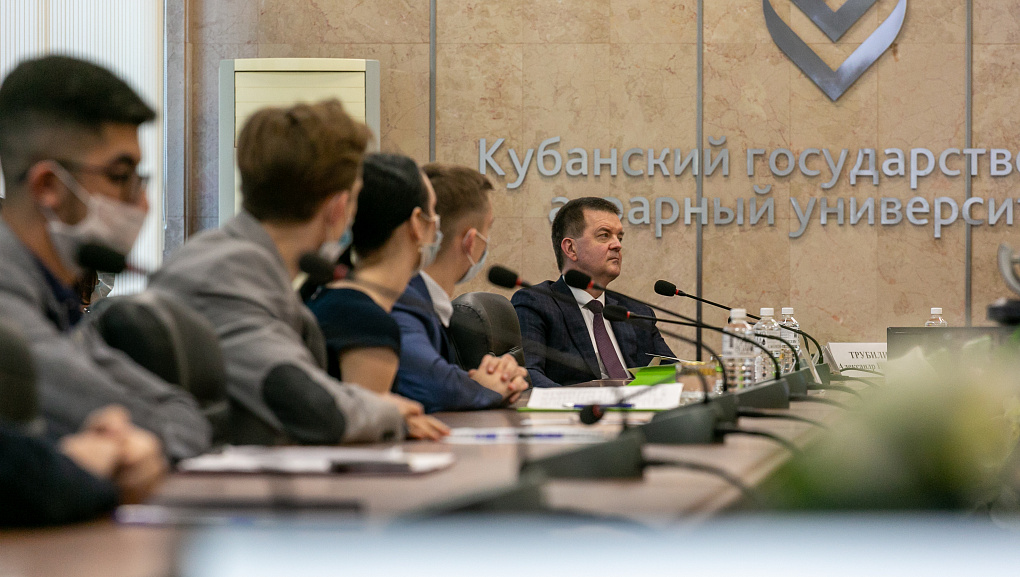 Не креслом жить, а делом!