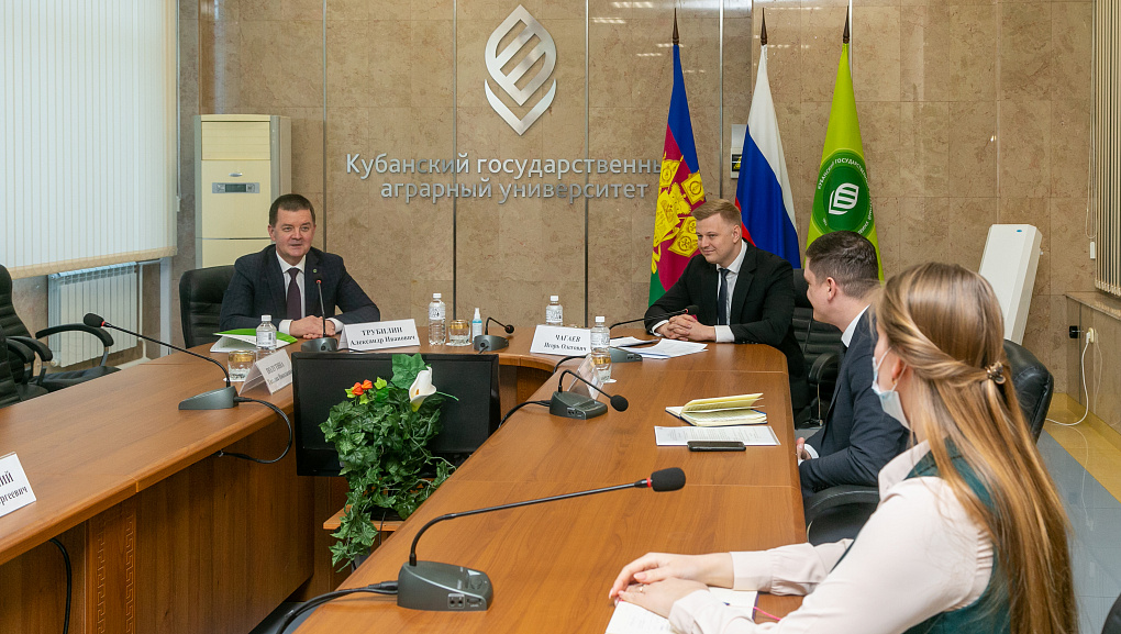 Не креслом жить, а делом!