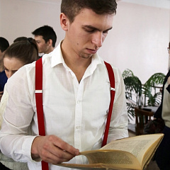 Нам книга строить и жить помогает