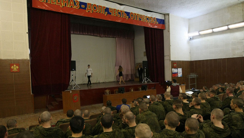 Артисты КубГАУ поздравили солдат